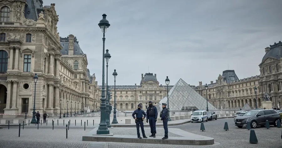 After the Daring “Louvre Heist”… Royal Jewels Moved to the Vaults of the Bank of France!