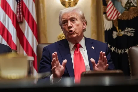 Trump announces 100% tariffs on China, oil collapses, and gold continues to rise.